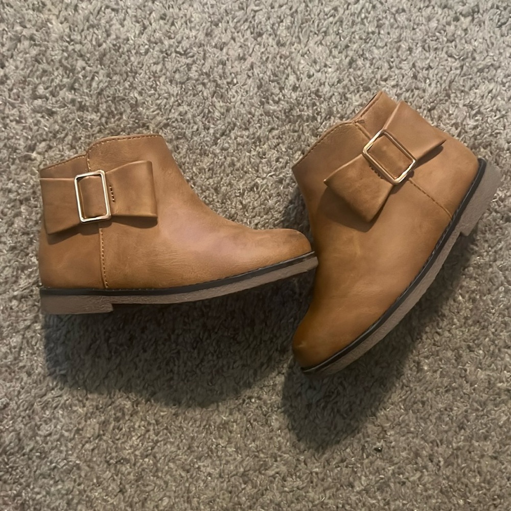 Brown boots with Bow
